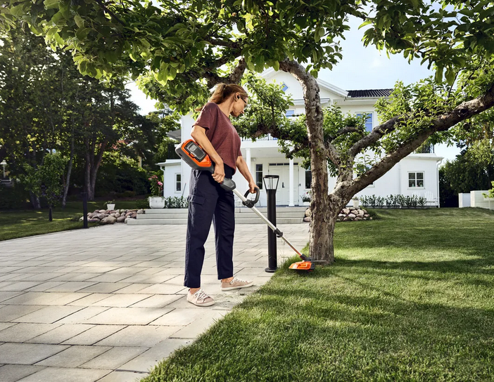 Husqvarna 215iL without battery and charger Trimmer